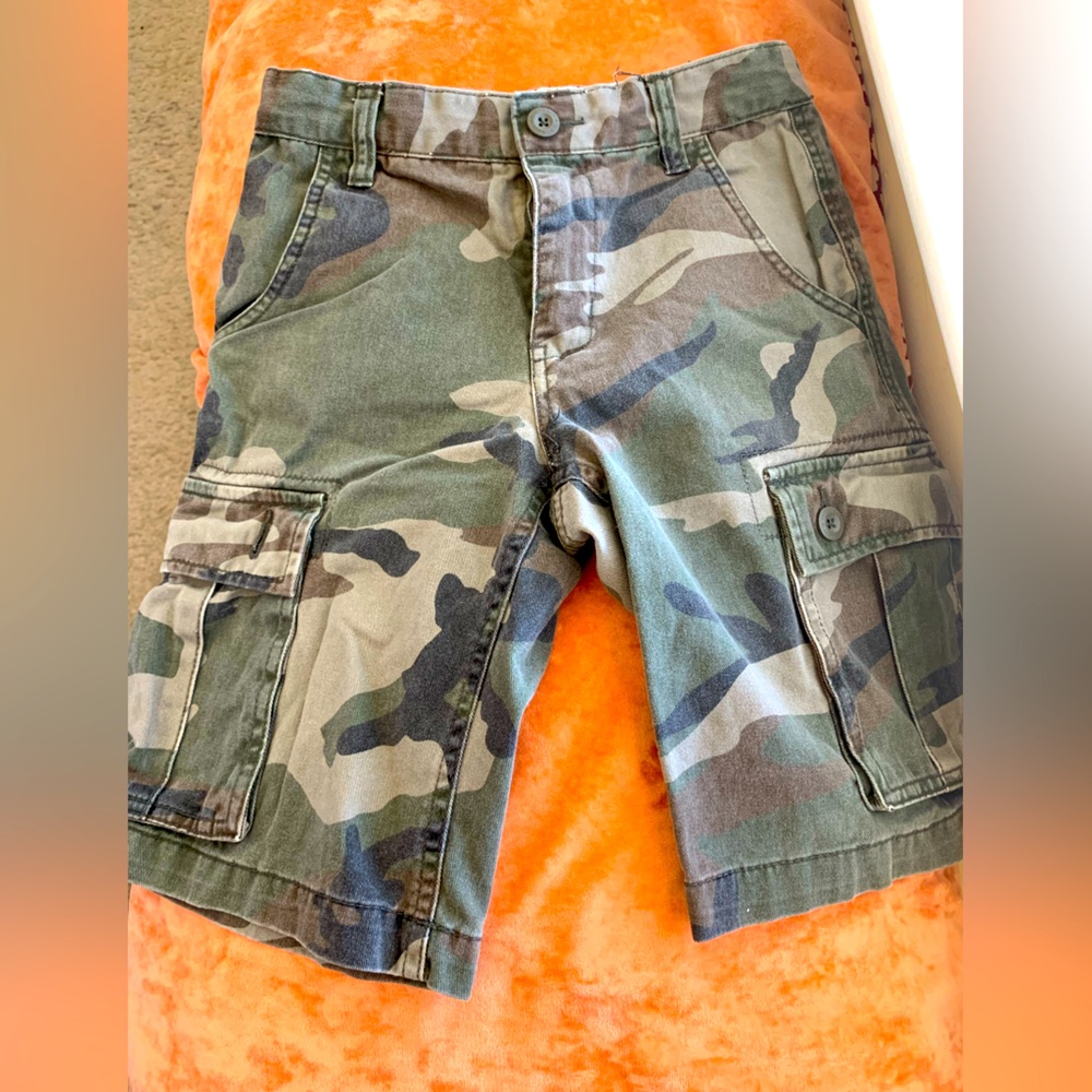 Boys army fatigue shorts by Old Navy. Size 8. Great condition.